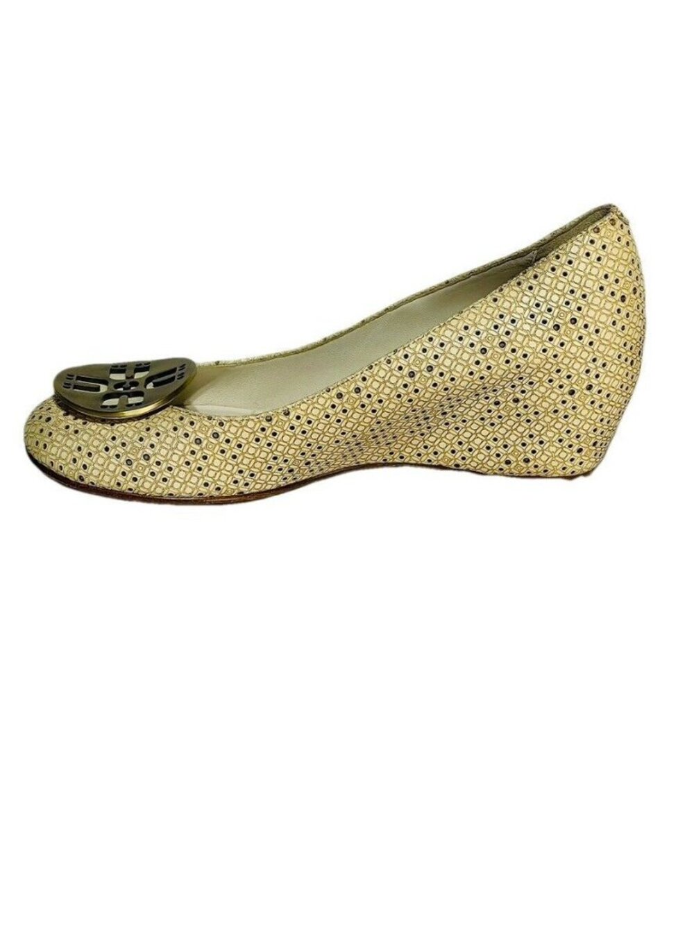 Joy Chen Womens Beige Wedge Shoes Gold Logo Medallion Size 8 - Picture 9 of 13